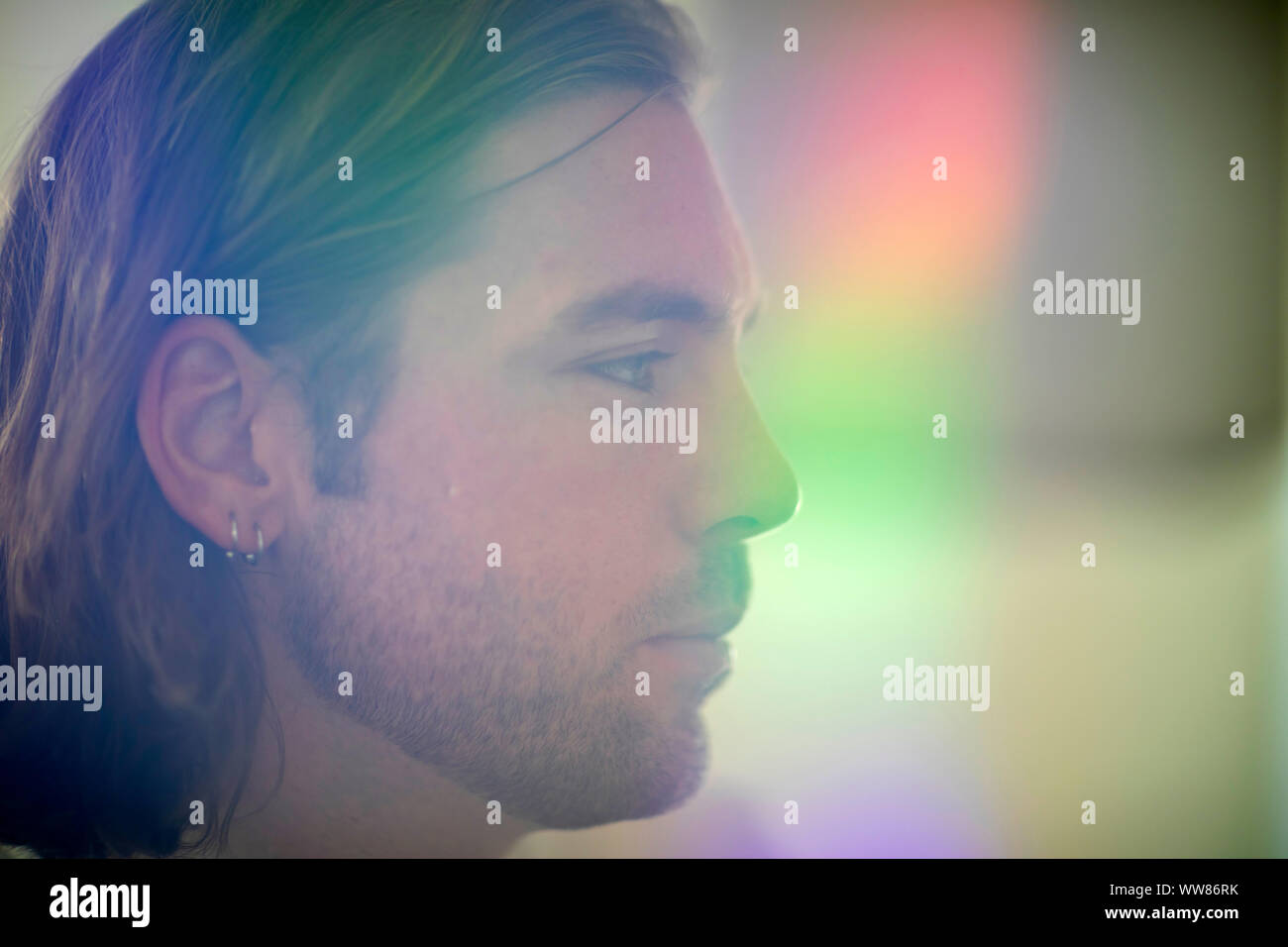 Jeune homme dans colered light Banque D'Images