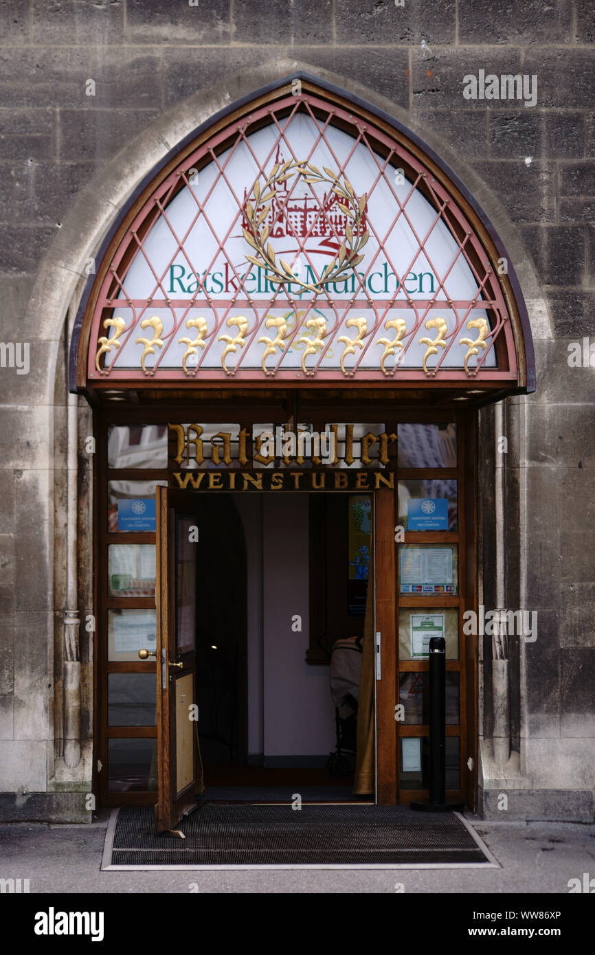 L'entrée de la nostalgique Ratskeller, un restaurant à l'hôtel de ville Munich Banque D'Images