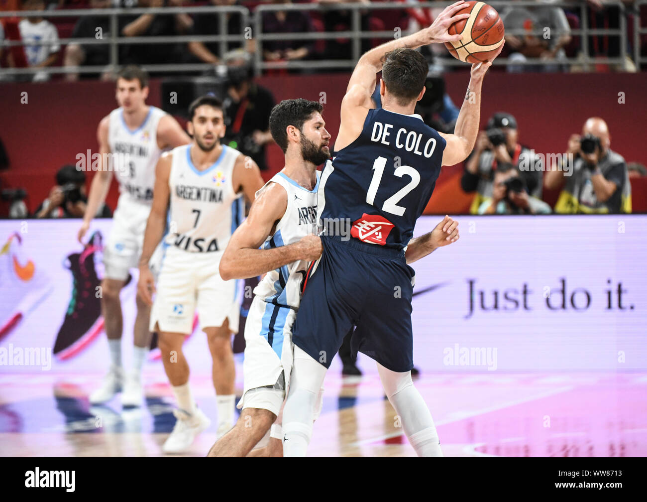 Nando de Colo (France) défendu par Patricio Garino (Argentine). Coupe du  Monde de Basket-ball de la FIBA, Chine 2019, demi-finale Photo Stock - Alamy