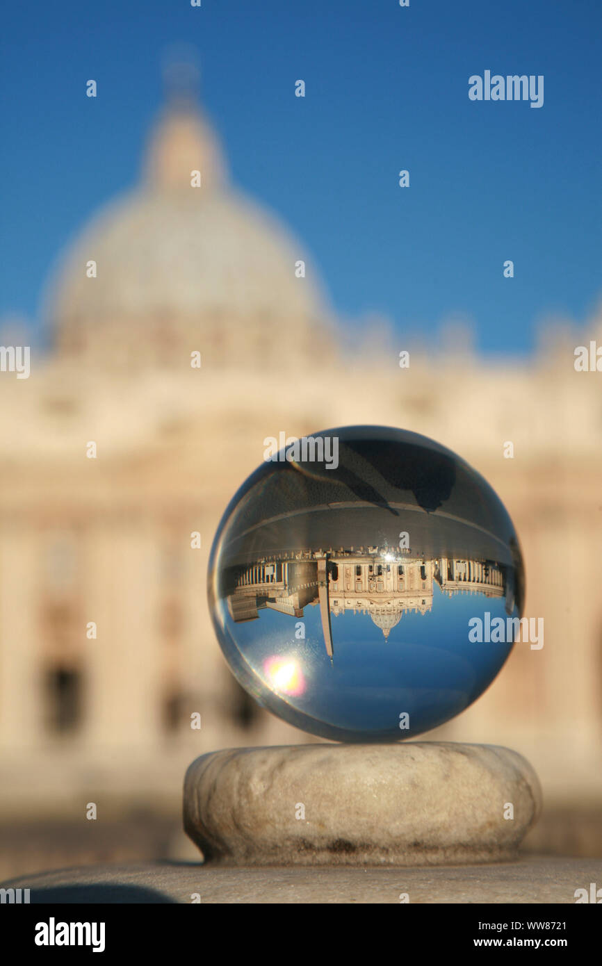 La Basilique St Pierre et la Place Saint Pierre reflétée à l'envers dans la bille de verre Banque D'Images