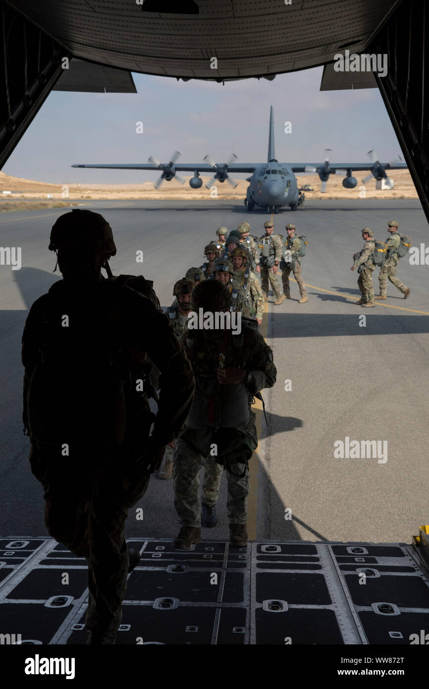 Les forces spéciales de plusieurs pays à bord d'un C-130 Hercules au cours de l'exercice multinational interarmées désireux Lion 19 au King Abdullah II Air Base, la Jordanie, le 5 septembre 2019. 10 nations ont participé à l'opération aéroportée, appelé le saut de l'amitié, de renforcer les relations entre les nations participantes et de mettre en valeur leur interopérabilité. (U.S. Photo de l'armée par la CPS. Ange Ruszkiewicz) Banque D'Images