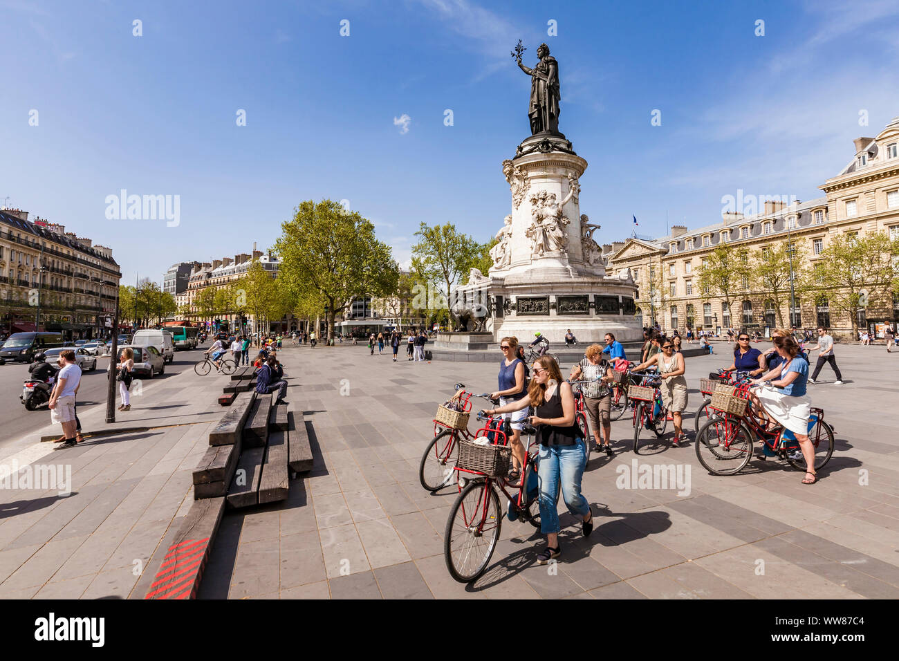 France, Paris, centre-ville, Place de la RÃ©publique, visite guidée en vélo, Paris à vélo, vélo, visite guidée avec guide Banque D'Images