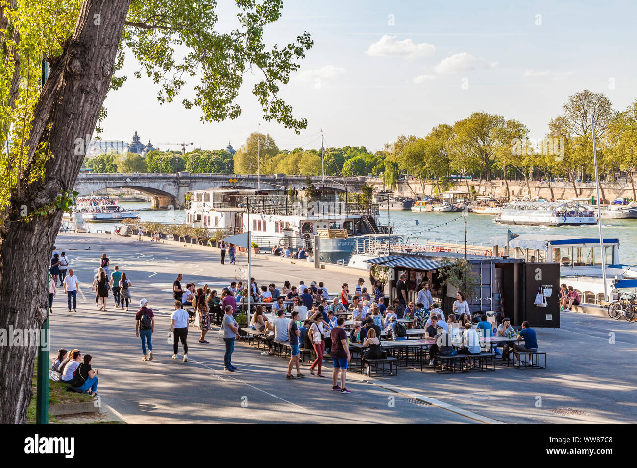 France, Paris, centre-ville, port de SolfÃ©rino, Seine, Seine rive, snack-bar, des gens Banque D'Images