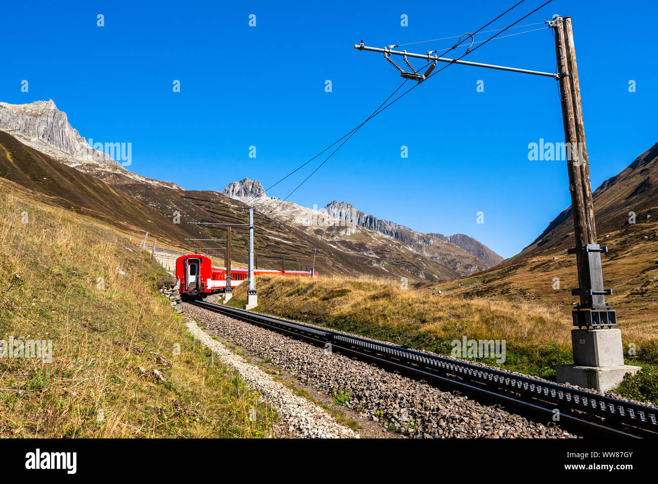 Train Matterhorn-Gotthard, col de l'Oberalp, canton d'Uri, Suisse Banque D'Images