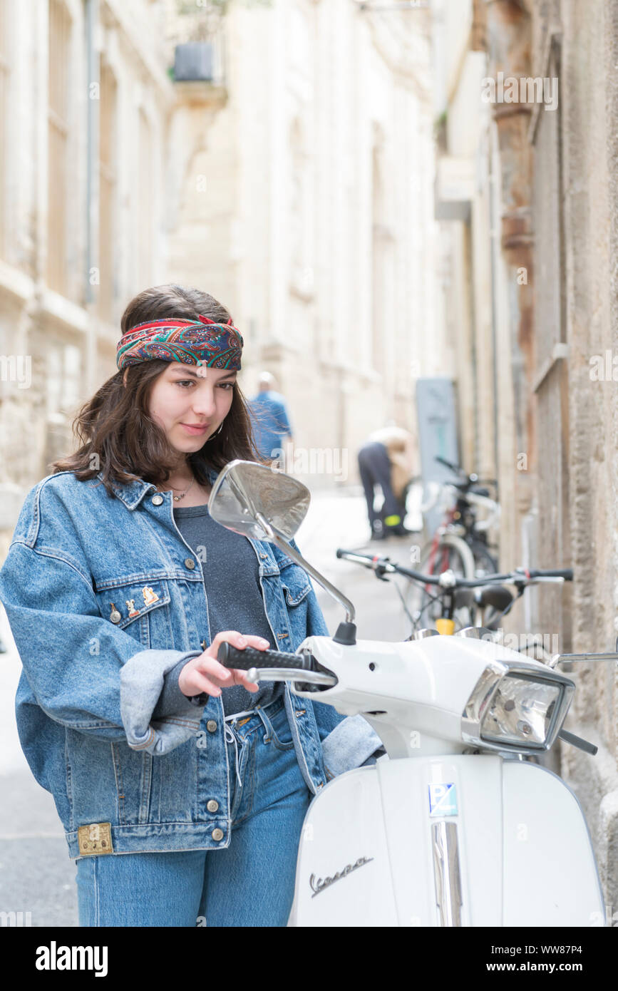 Montpellier, Hérault, France, portrait d'une adolescente avec un scooter Banque D'Images