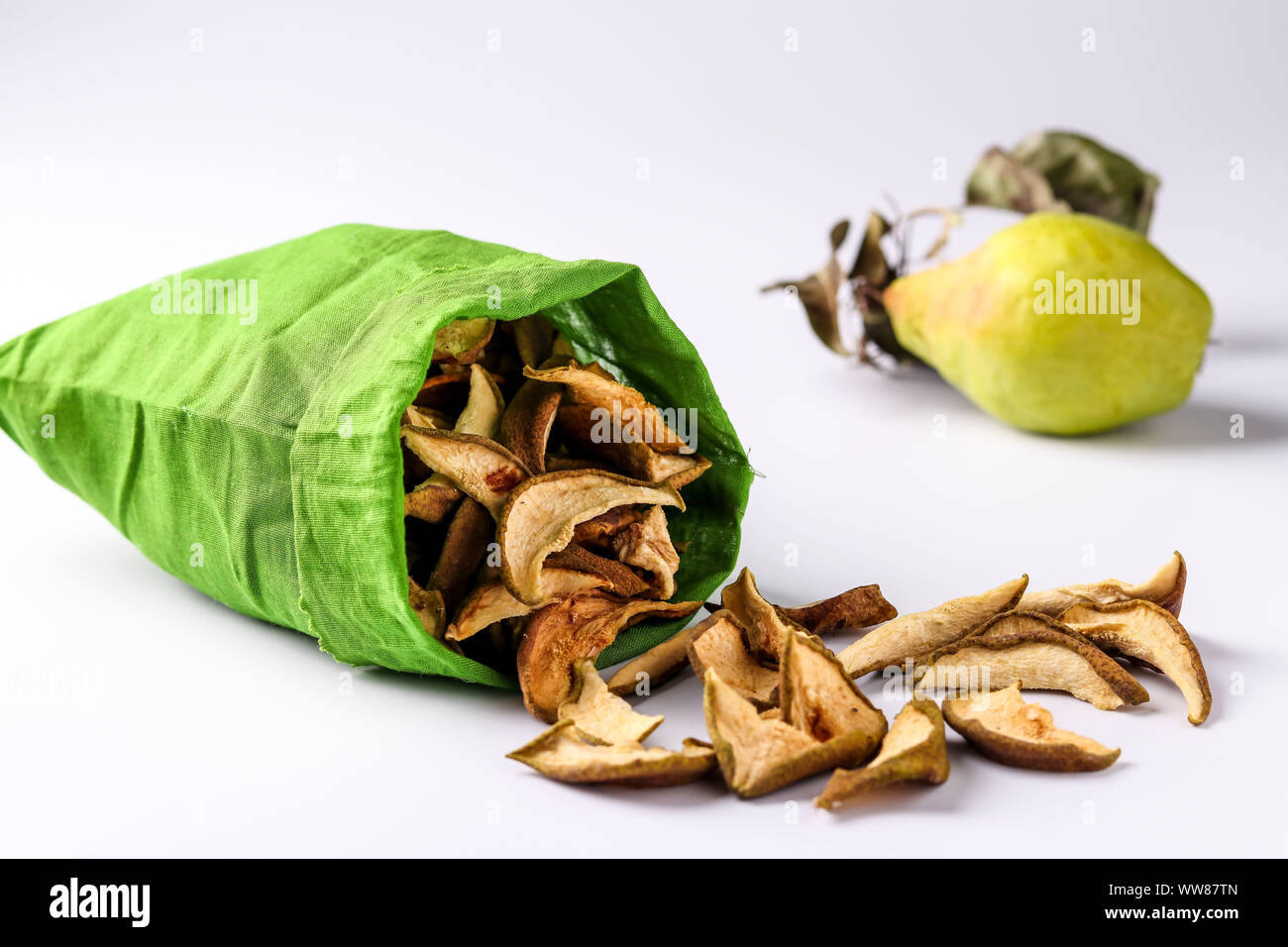 Plaquettes de poire dans un sac de coton et des morceaux de fruits ce sur un fond blanc, l'orientation horizontale, gros plan Banque D'Images