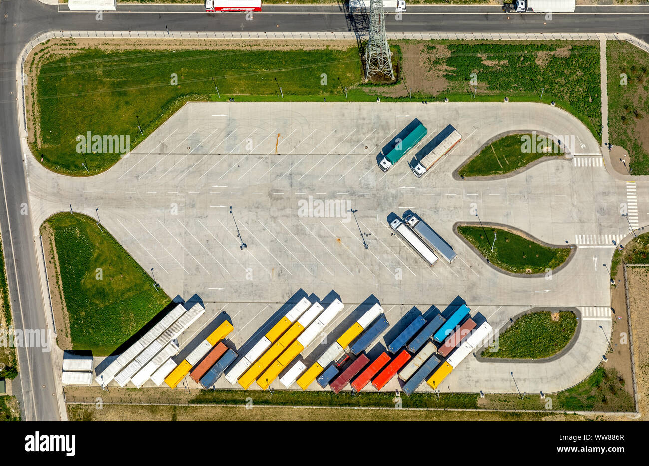 Vue aérienne, le centre logistique d'AMAZON Werne, les camions, la livraison juste-à-temps, Carl-Zeiss-Straße, Werne, Ruhr, Rhénanie du Nord-Westphalie, Allemagne Banque D'Images