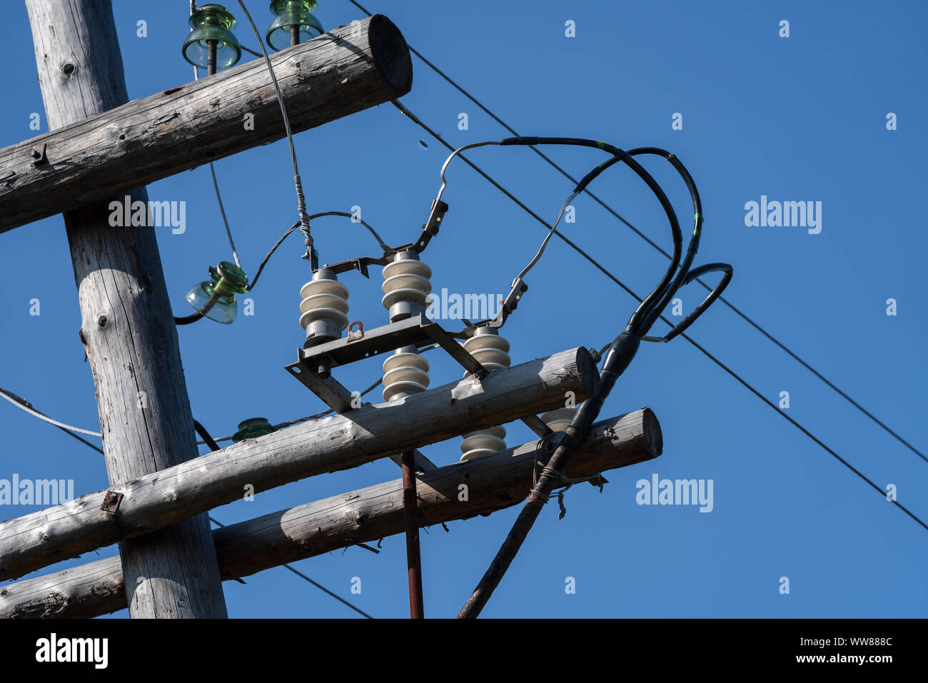 En bois ancienne tour de transmission électrique haute tension avec des fils sur des isolateurs Banque D'Images