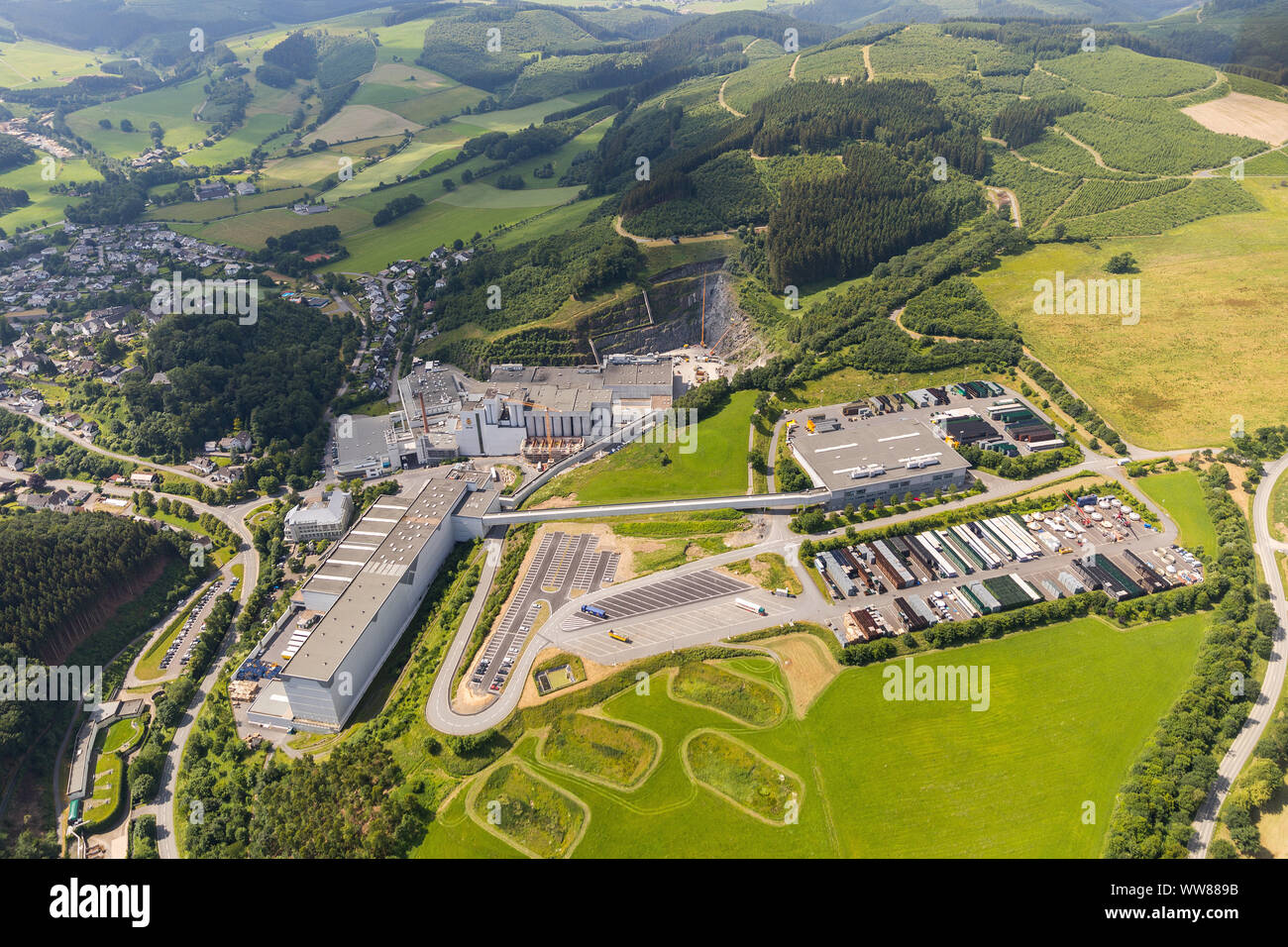 Vue aérienne du site de construction, C. & A. brasserie Veltins GmbH & Co. KG, Grevenstein, Meschede, Rhénanie-Palatinat, Hesse, Allemagne Banque D'Images