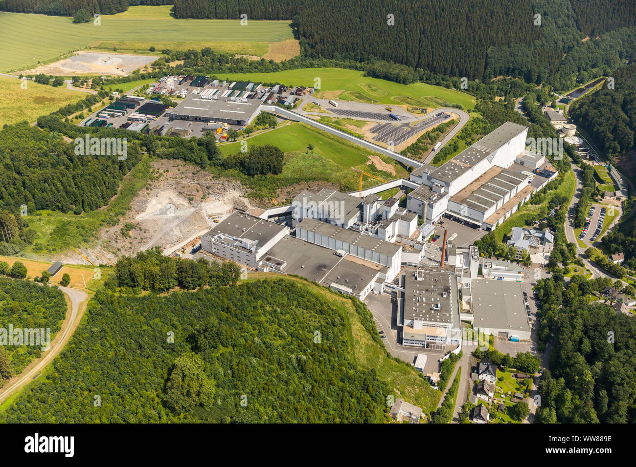 Vue aérienne du site de construction, C. & A. brasserie Veltins GmbH & Co. KG, Grevenstein, Meschede, Rhénanie-Palatinat, Hesse, Allemagne Banque D'Images