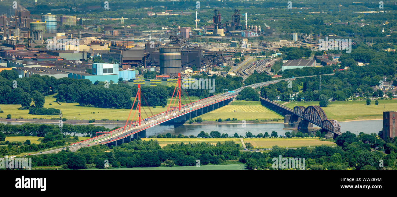 Vue aérienne, vue de l'ouest sur le Rhin à l'Beeckerwerth à Duisburg, district Rheinbogen avec le Haus-Knipp pont de chemin de fer et le pont rouge. Autoroute A42 avec deux piles de pont, ThyssenSteel steel plant, Ruhr, Rhénanie du Nord-Westphalie, Allemagne Banque D'Images