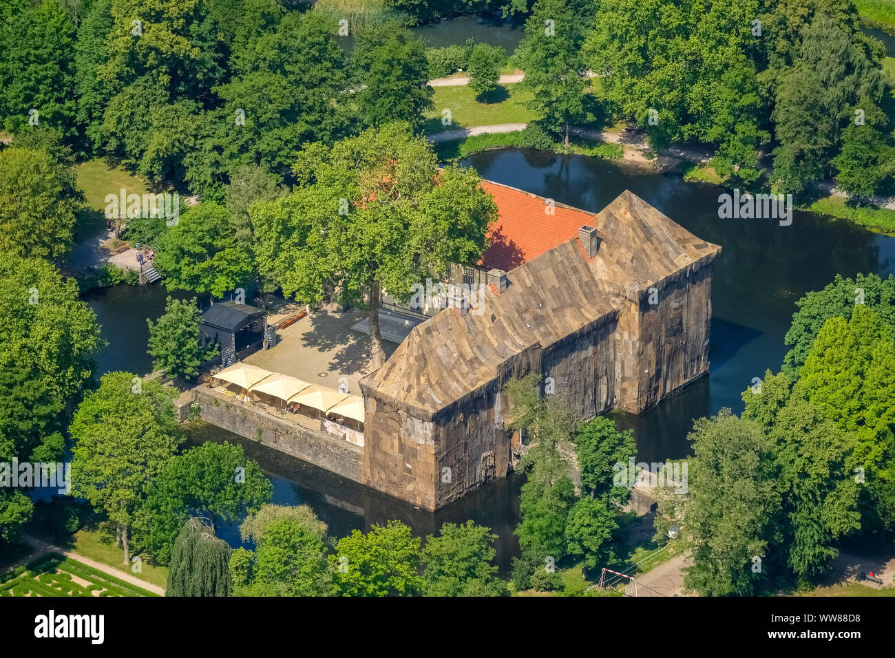 Vue aérienne, Emschertal StrÃ¼nkede Château Musée, art action du peintre Ibrahim Mahama, bardage du château StrÃ¼nkede avec sacs de jute pour l'expiration de l'âge du charbon dans la Ruhr, Herne, Ruhr, Rhénanie du Nord-Westphalie, Allemagne Banque D'Images