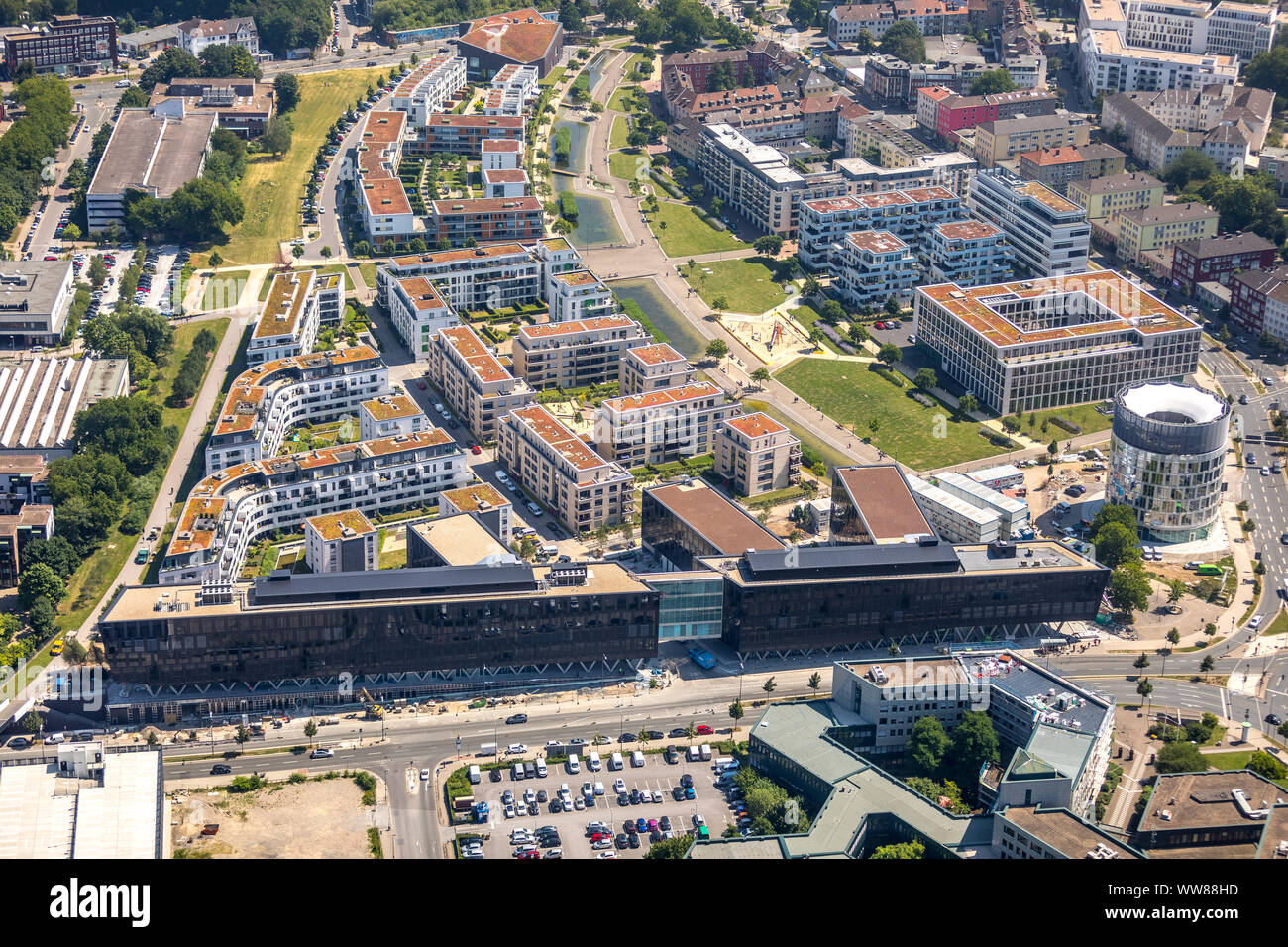 Vue aérienne, dans le quartier de l'université «GrÃ¼ne Mitte Essen', l'un des plus modernes d'un siège de l'entreprise German media house, FUNKE MEDIENGRUPPE Essen, nouveau siège social et bureau de rédaction WAZ, Essen, Ruhr, Rhénanie du Nord-Westphalie, Allemagne Banque D'Images