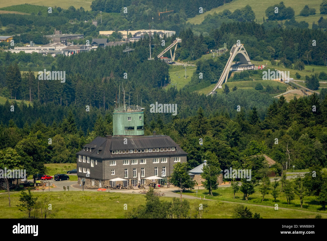 Vue aérienne, Winterberg Hotel & Restaurants, station météo, plateau, Deutscher Wetterdienst Kahler Asten, saut à skis, Winterberg, Winterberg Rothaarsteig, Sauerland, Rhénanie du Nord-Westphalie, Allemagne Banque D'Images