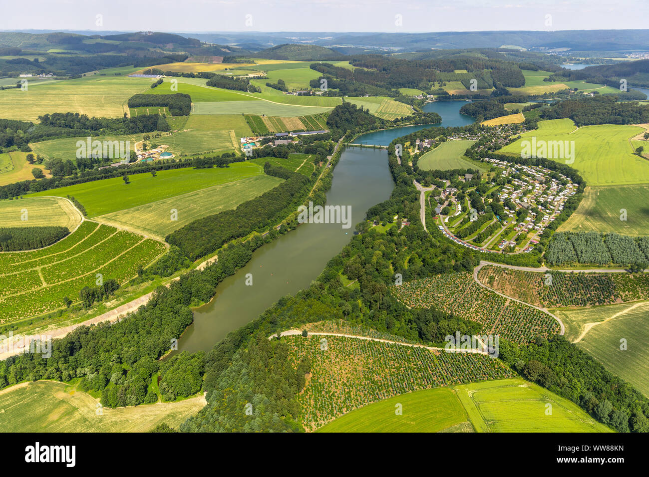 Vue aérienne, Knaus Camping Hennesee Park, dans le sud, Meschede Hennesee, Sauerland, Rhénanie du Nord-Westphalie, Allemagne Banque D'Images