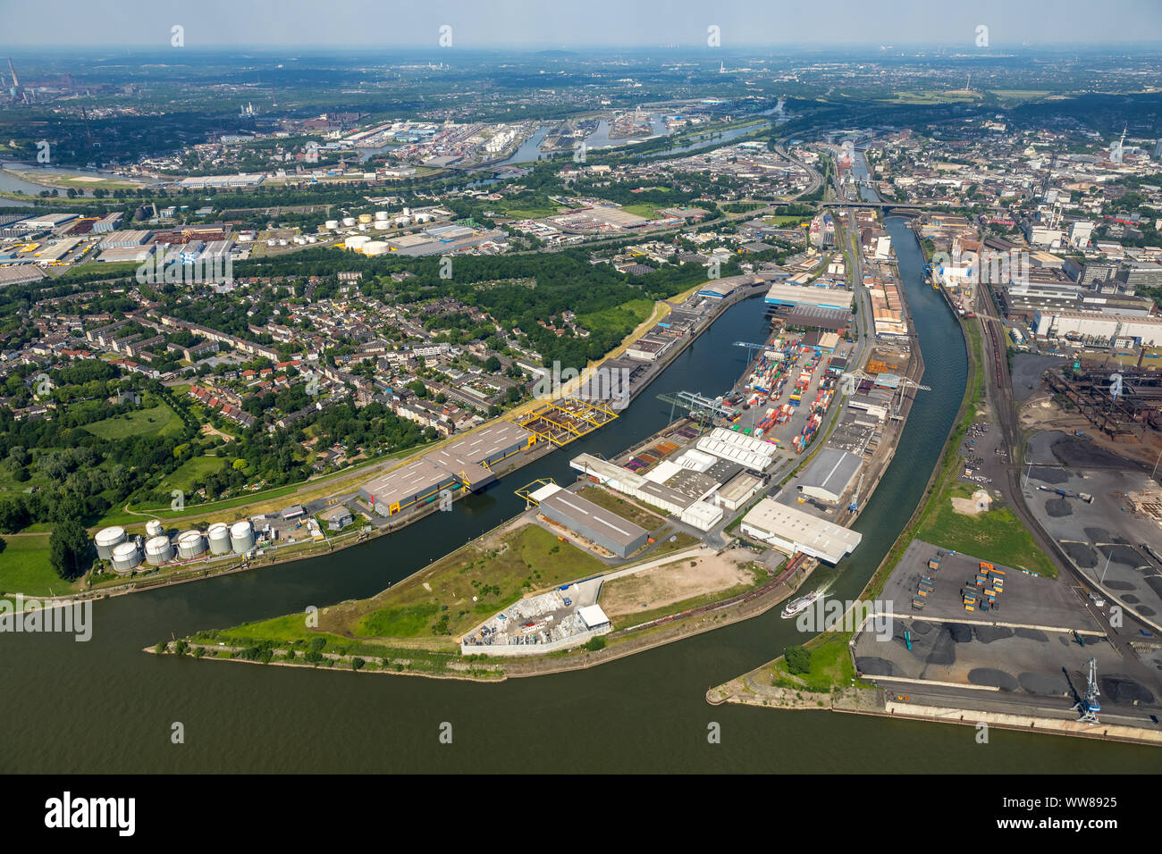 Vue aérienne, Rheinhafen Neuenkamp, __port intérieur avec entrée à l'arrière-port, Rhenus logistique Port Rhein-Ruhr GmbH, DCP Dettmer Empotage GmbH & Co. KG, Duisburg, Ruhr, Rhénanie du Nord-Westphalie, Allemagne Banque D'Images