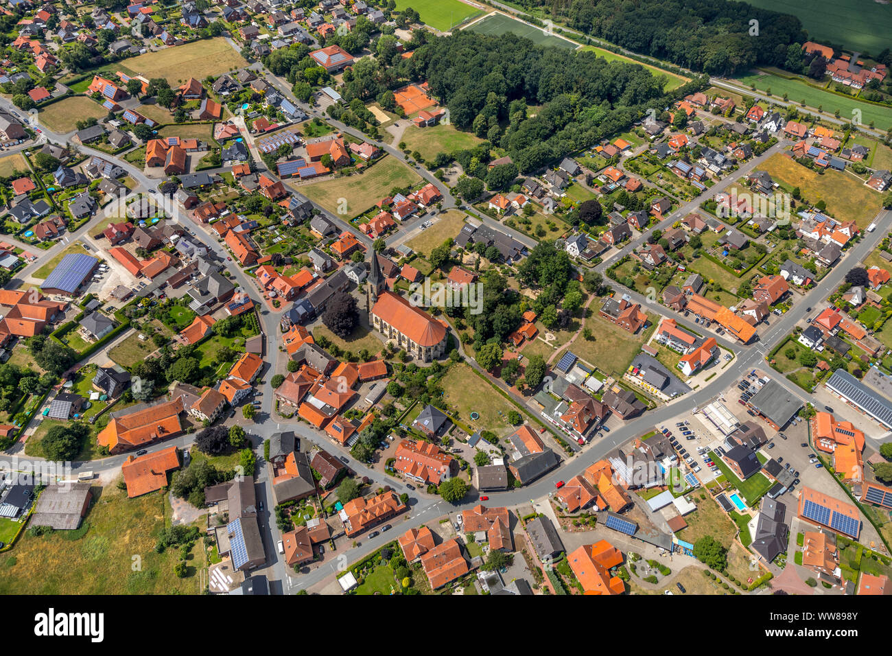 Vue aérienne, vue d'église catholique Assomption de Marie (FÃ¼chtorf), place de l'église, FÃ¼chtorf, Warendorf, paderborn, MÃ¼nsterland, Nordrhein-Westfalen, Germany, Europe Banque D'Images