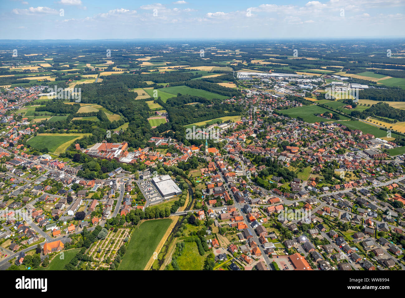 Vue aérienne, vue d'hall à trois nefs de l'église catholique Saint Johannes, Lappenbrink, corner Von-Galen-Straße, EDEKA, Hesselstrasse marché Kemper, Brameyer-Sassenberg DÃ¼sbergstraÃŸe, meubles, paderborn, MÃ¼nsterland, Nordrhein-Westfalen, Germany, Europe Banque D'Images