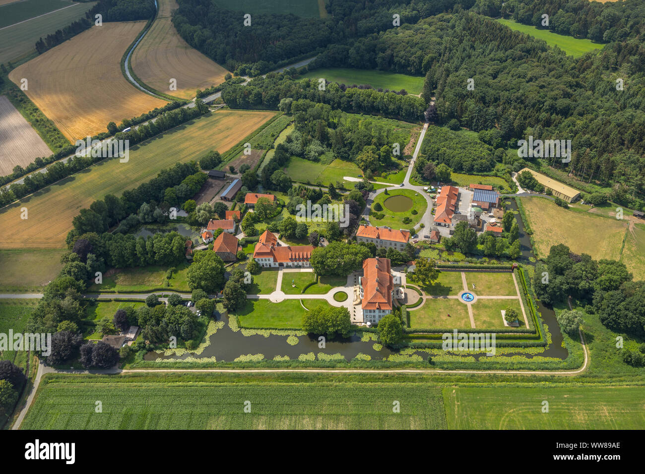 Vue aérienne, vue château Harkotten, château Harkotten Harkotten Wappensaal, Schloss von Ketteler, Schloss Harkotten Grundbesitz GmbH & Co. KG, sieger design GmbH & Co. KG Warendorf, paderborn, MÃ¼nsterland, Nordrhein-Westfalen, Germany, Europe Banque D'Images