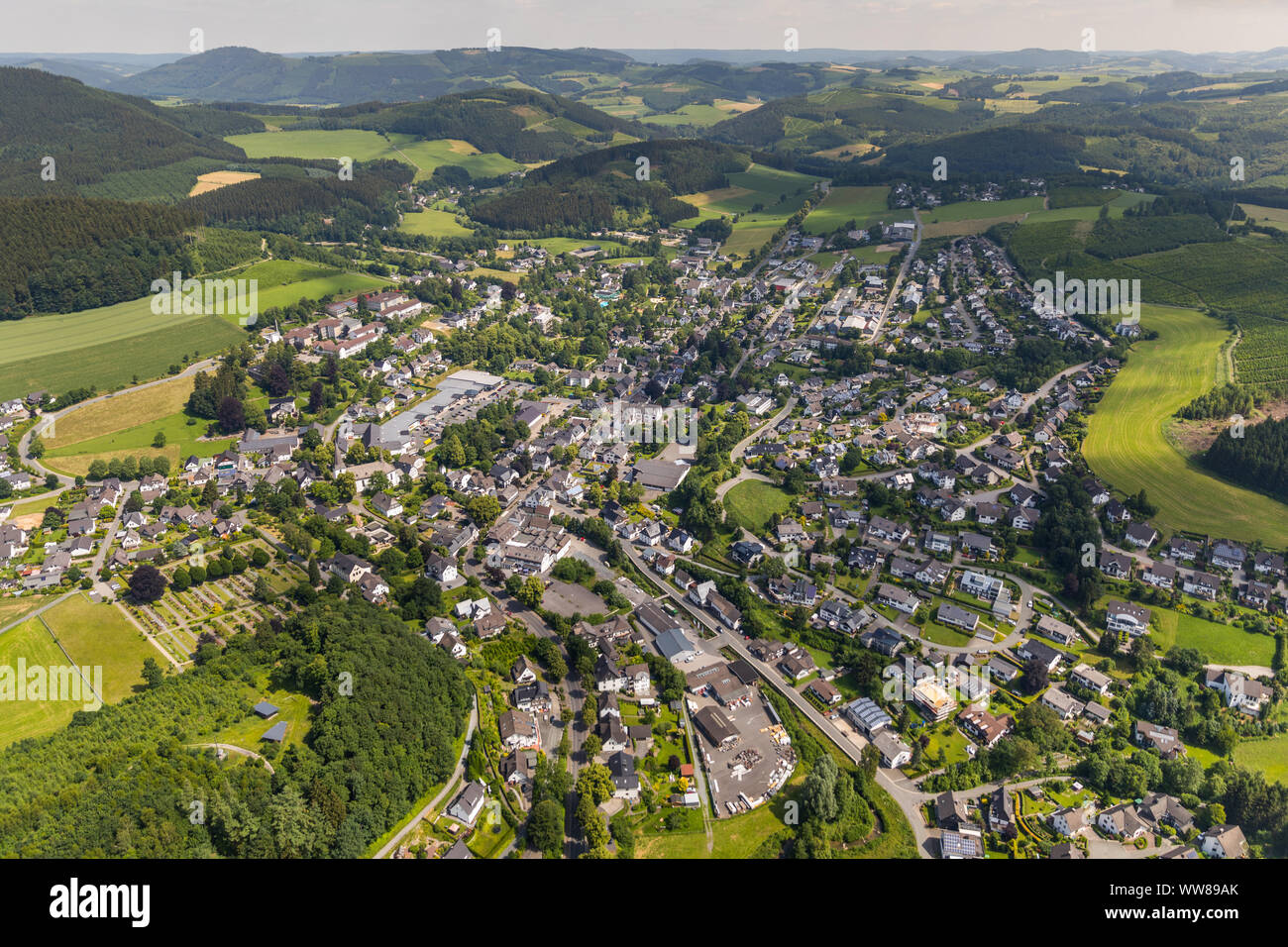 Vue aérienne, vue d'Eslohe vues de l'ouest, Eslohe, Sauerland, Rhénanie du Nord-Westphalie, Allemagne Banque D'Images