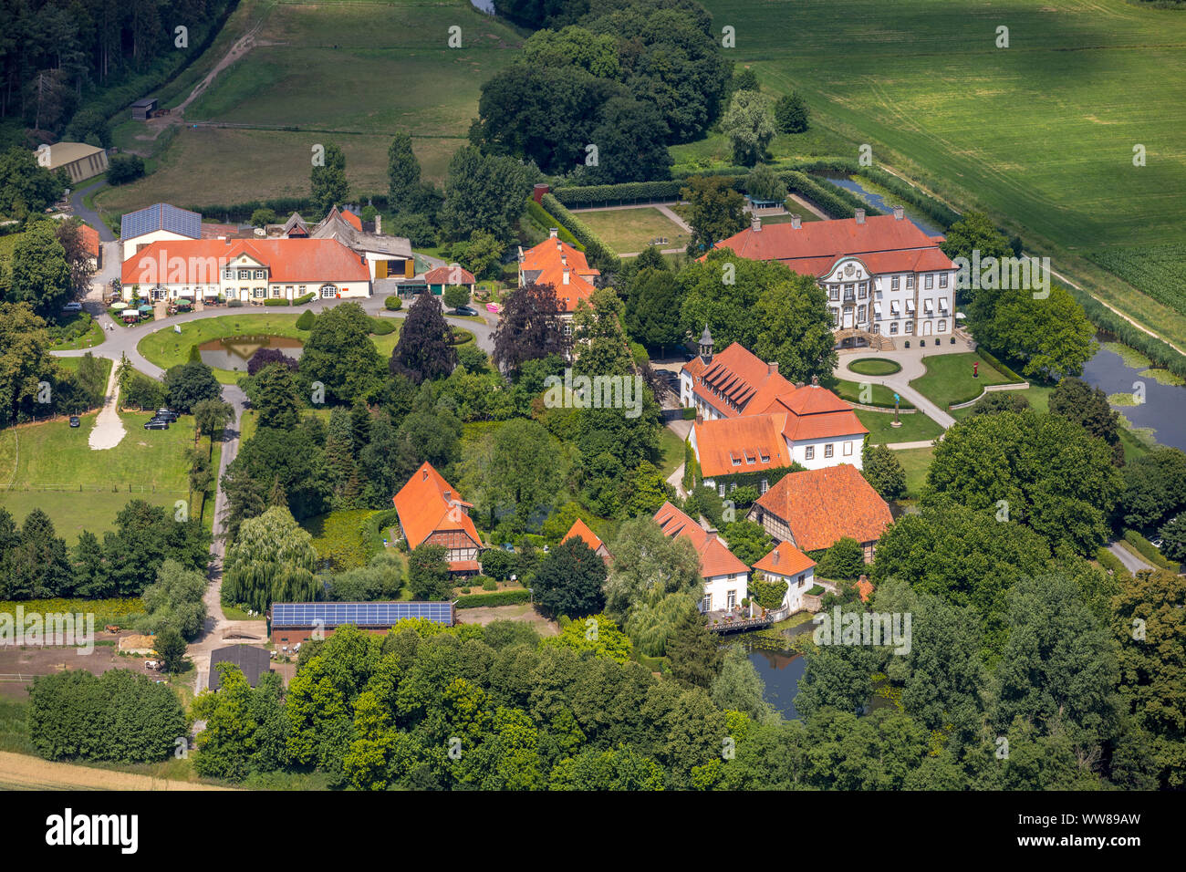 Vue aérienne, vue château Harkotten, château Harkotten Harkotten Wappensaal, Schloss von Ketteler, Schloss Harkotten Grundbesitz GmbH & Co. KG, sieger design GmbH & Co. KG Warendorf, paderborn, MÃ¼nsterland, Nordrhein-Westfalen, Germany, Europe Banque D'Images