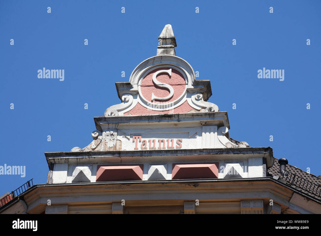 Pignon de toit orné avec l'inscription "Taunus" TaunusstraÃŸe Haus, Taunus, énumérés maison d'angle de 1893, Frankfurt am Main, Hesse, Germany, Europe Banque D'Images