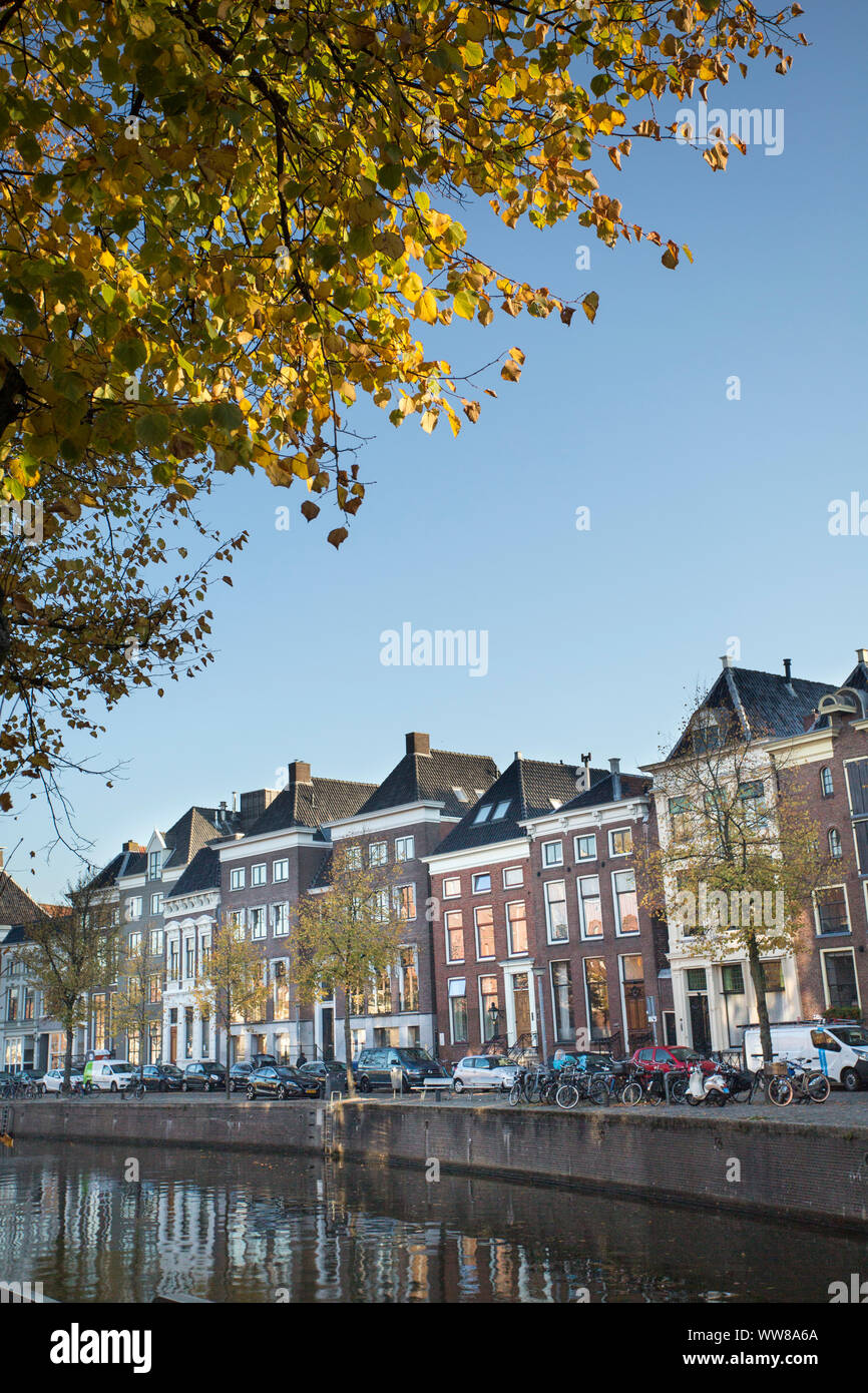Pays-bas, Groningen, maisons du canal Banque D'Images