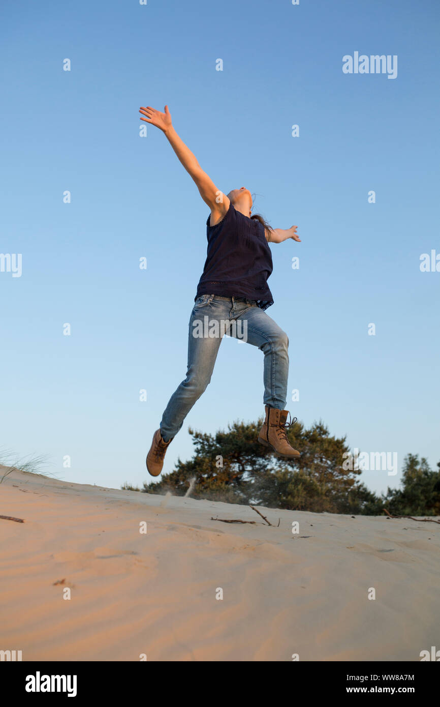 Jeune femme sautant de dune Banque D'Images