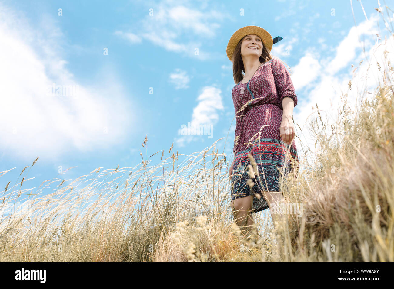 Jeune femme debout sur la falaise et à la côte dans la distance Banque D'Images
