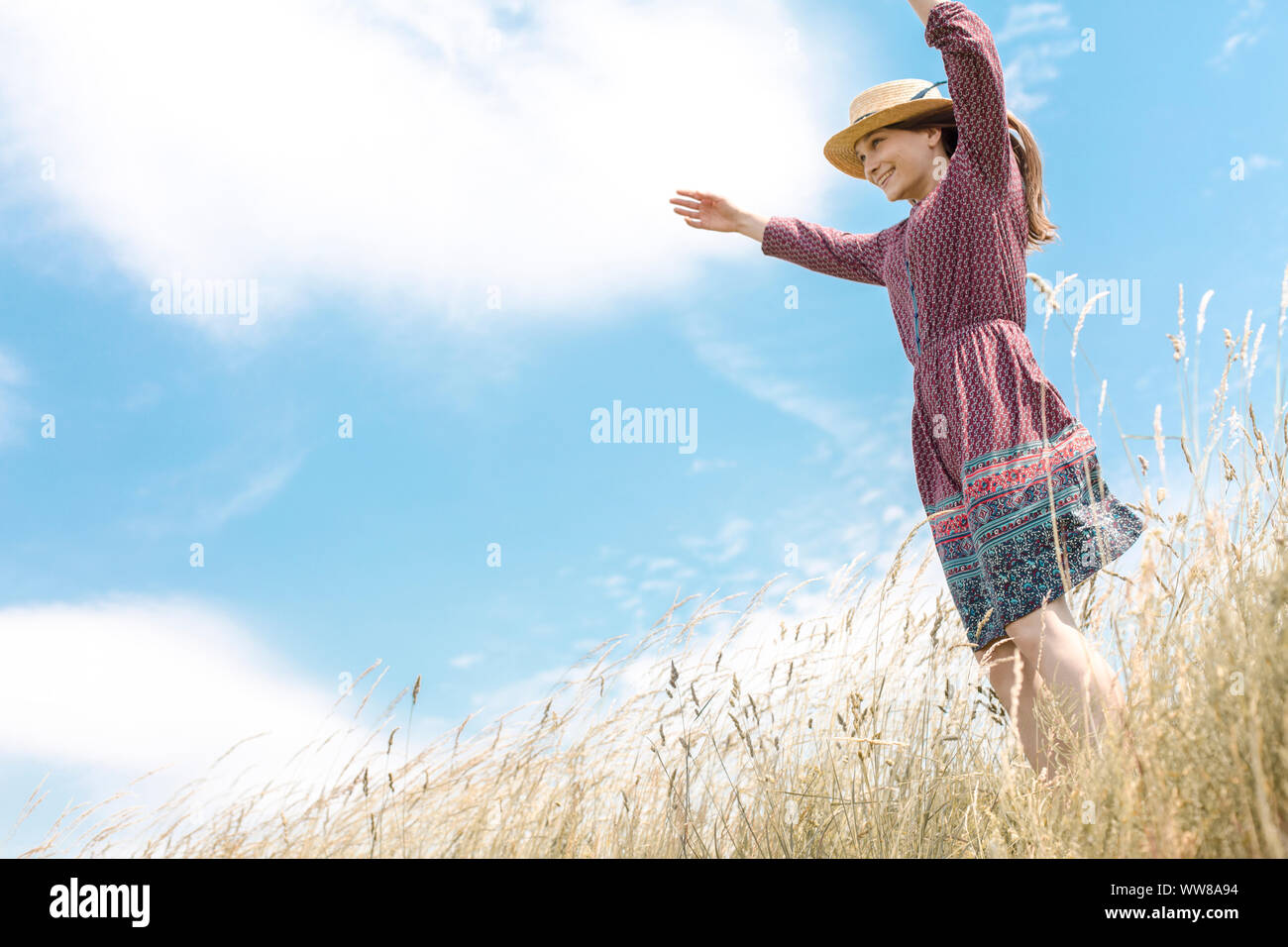 Jeune femme debout sur la falaise et à la côte dans la distance Banque D'Images