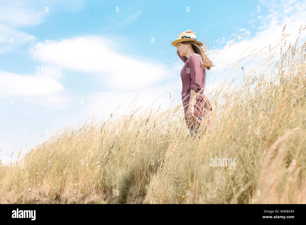 Jeune femme debout sur la falaise et à la côte dans la distance Banque D'Images