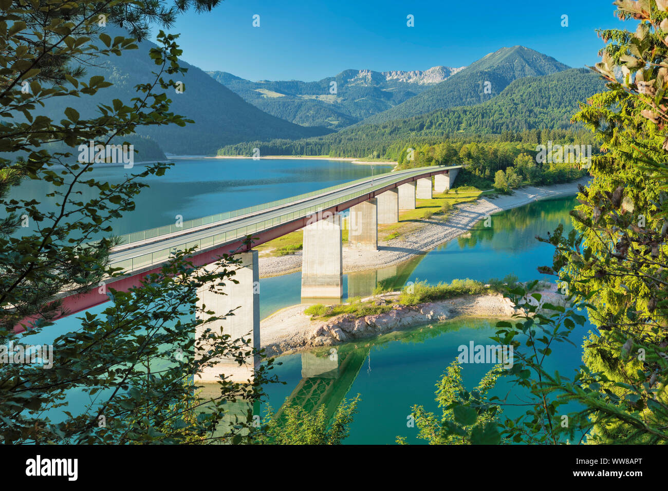 Pont au-dessus de Sylvenstein, près de Bad Tölz, la route allemande des Alpes, Haute-Bavière, Bavière, Allemagne Banque D'Images