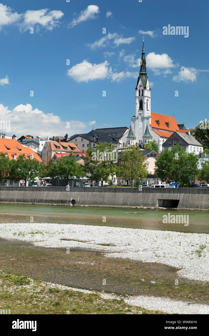 Vue sur l'Isar à l'église paroissiale MariÃ¤¶Himmelfahrt, Mauvais TÃ lz, Haute-Bavière, Bavière, Allemagne Banque D'Images