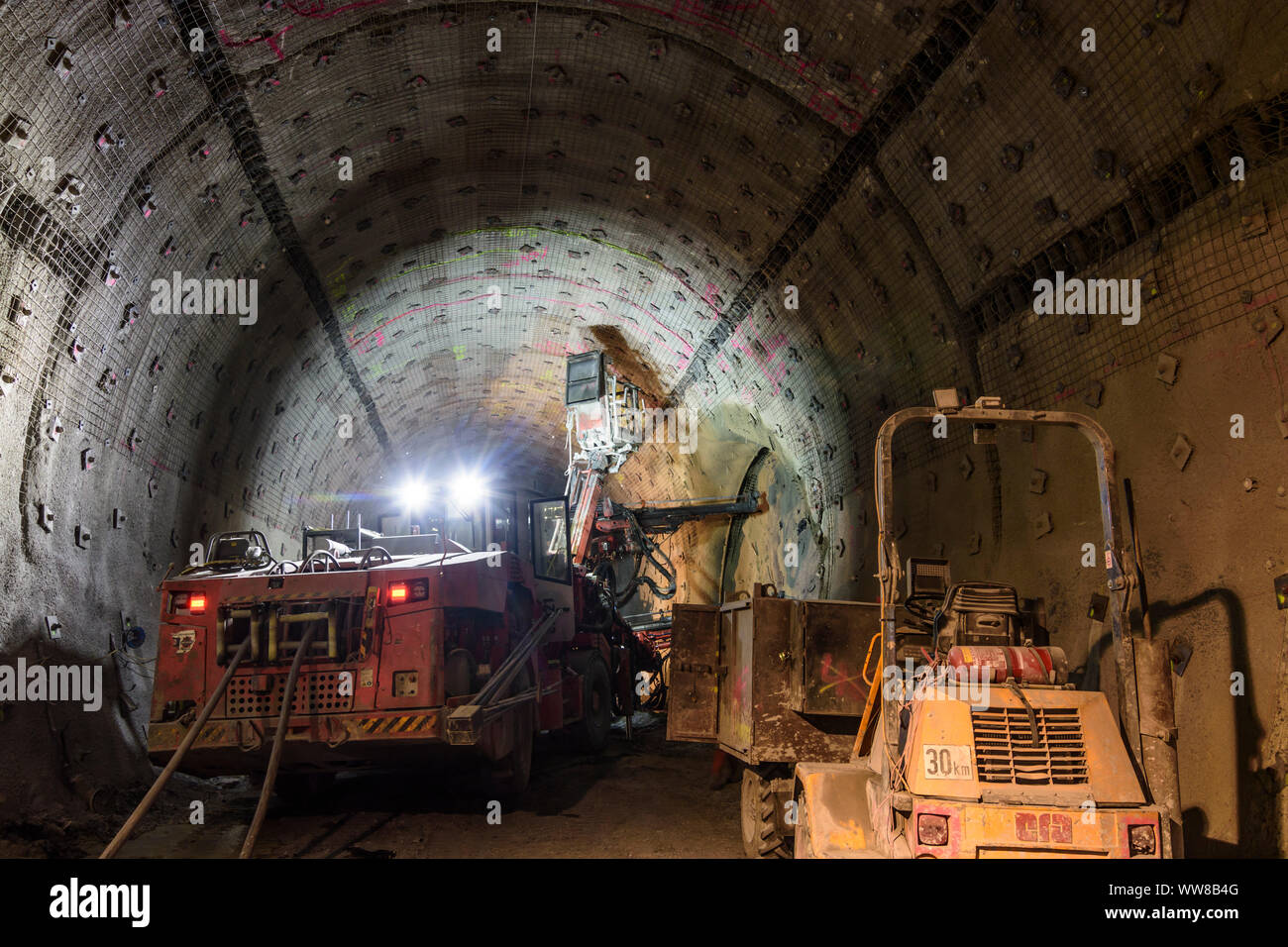Spital am Semmering, perçage des trous de mine à Semmering-Basistunnel (Tunnel de Base) de Semmering Semmeringbahn (chemin de fer du Semmering) en construction par un consortium d'Implenia Entreprise et client, Swietelsky ÖBB (chemins de fer autrichiens), Fréchette site¶schnitzgraben, nouvelle méthode de tunneling autrichienne (NATM), également connu sous le nom de méthode d'excavation séquentiel (SEM) dans Hochsteiermark, Steiermark, Styrie, Autriche Banque D'Images