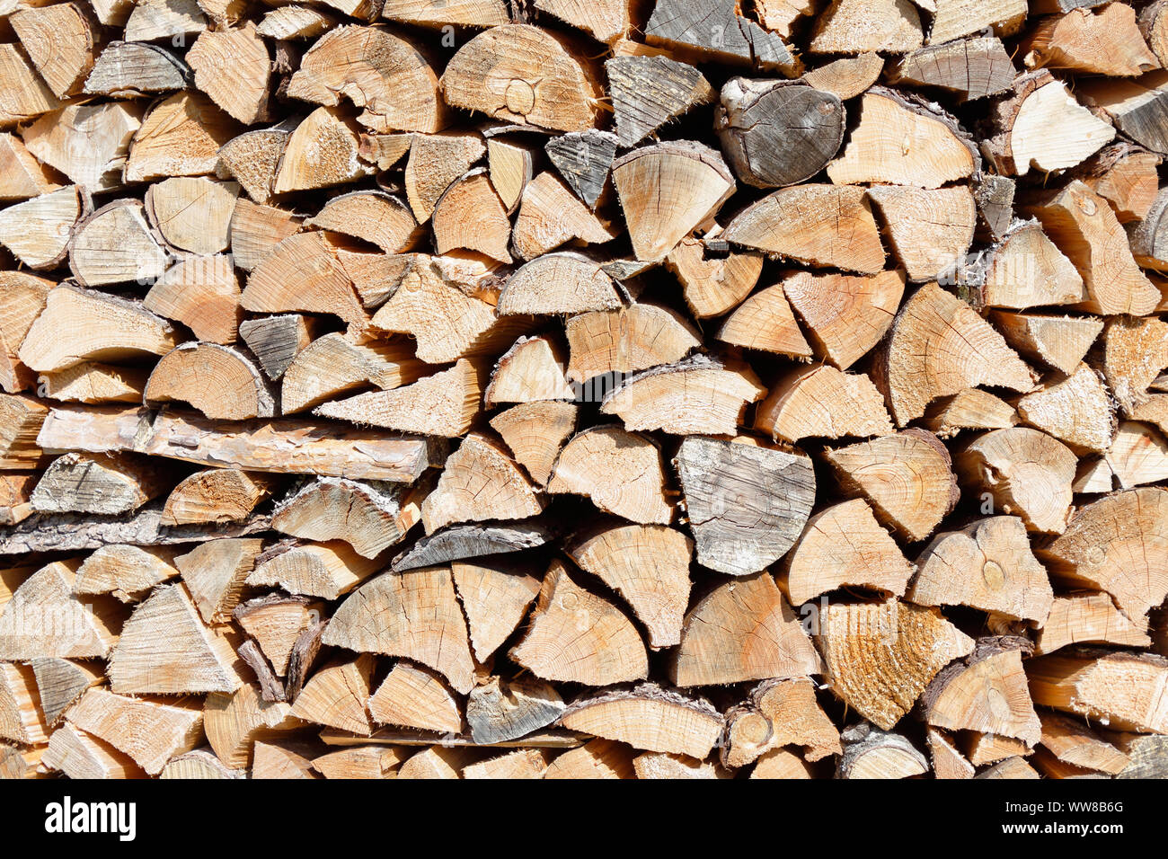 Couper du bois de chauffage Banque de photographies et d’images à haute — free download