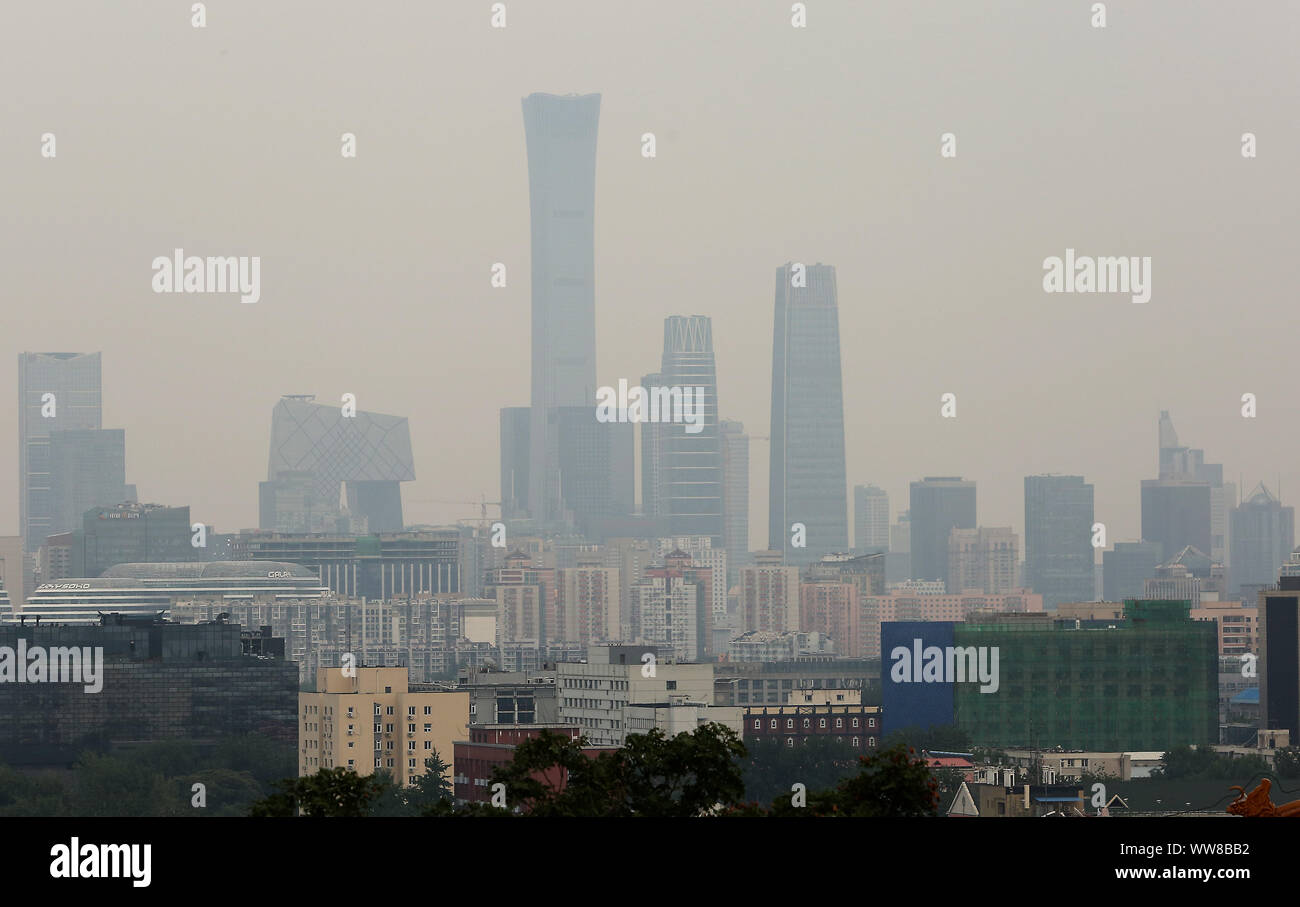 Beijing, Chine. 13 Sep, 2019. Un brouillard épais plane sur Pékin le Vendredi, Septembre 13, 2019. Capitale de la Chine est en voie d'abandonner le monde, la plupart des villes polluées à 200 cette année, avec des concentrations de smog dangereux de tomber à leur plus bas niveau jamais enregistré cette année. Photo par Stephen Shaver/UPI UPI : Crédit/Alamy Live News Banque D'Images