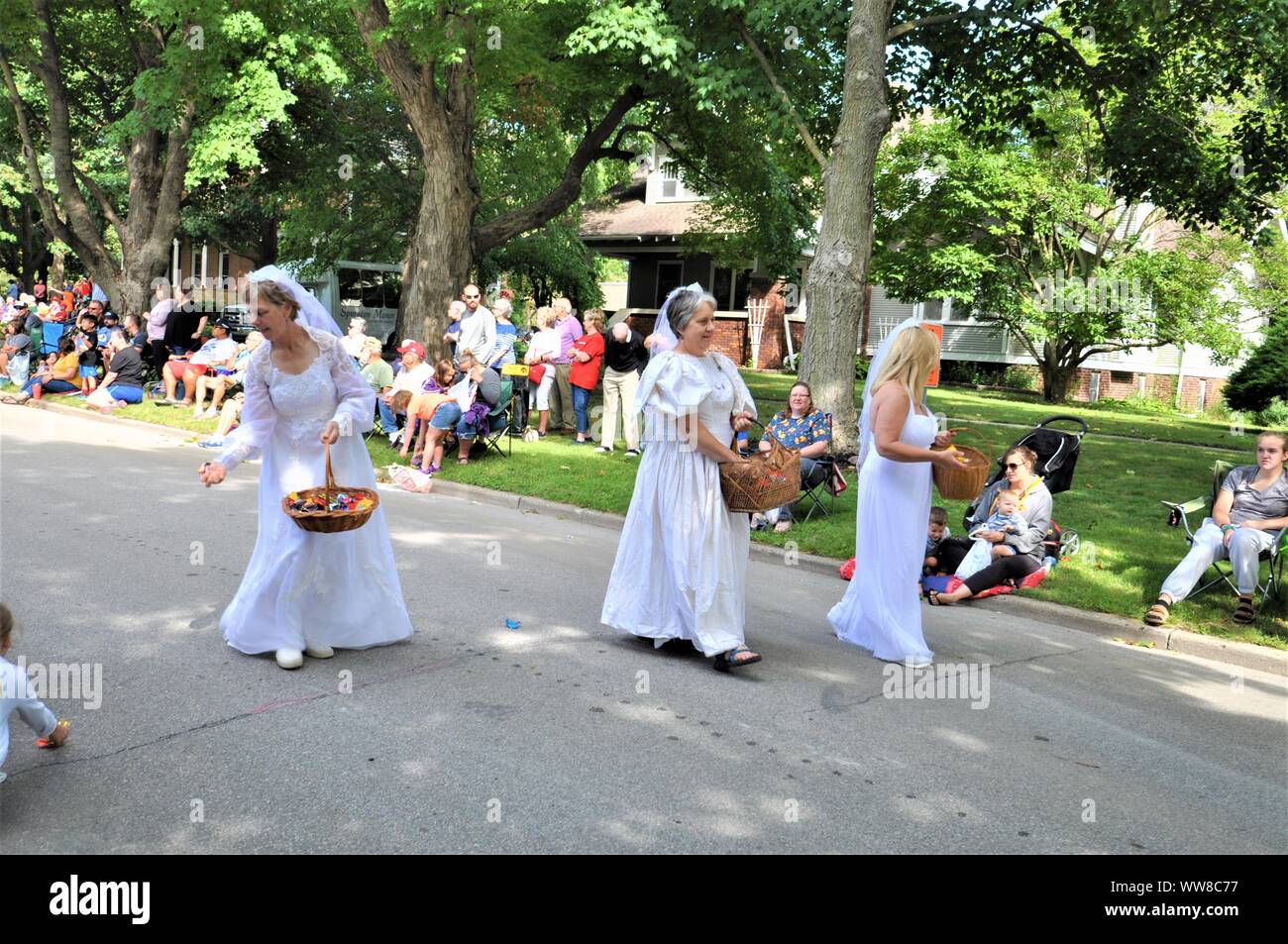Brides Distribuant des bonbons dans Small-Town America Parade Banque D'Images