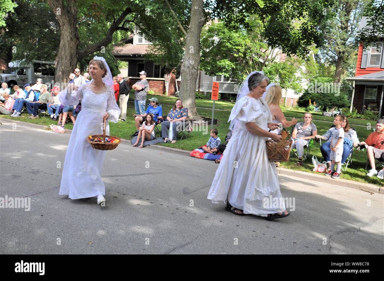 Brides Distribuant des bonbons dans Small-Town America Parade Banque D'Images
