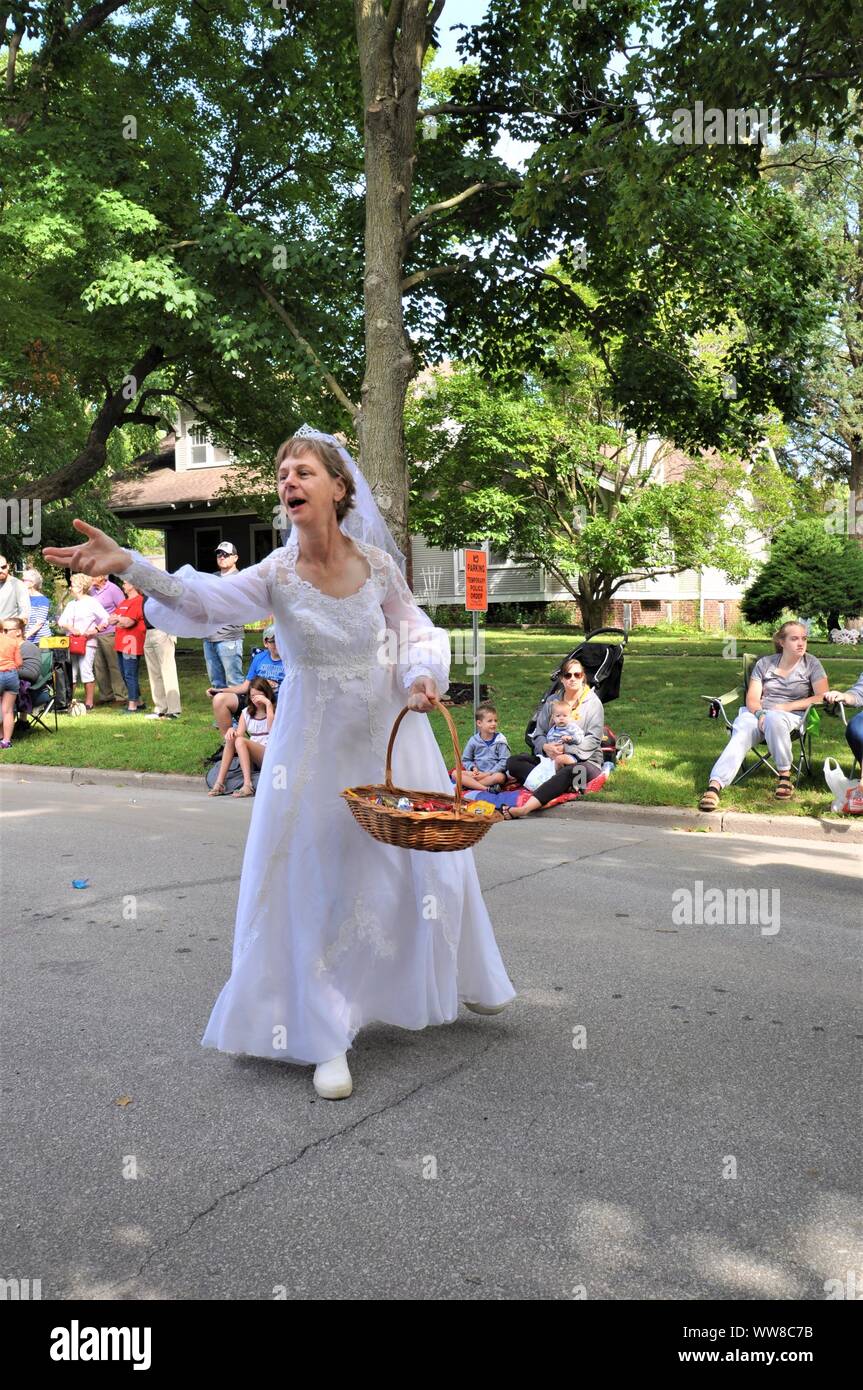 Brides Distribuant des bonbons dans Small-Town America Parade Banque D'Images