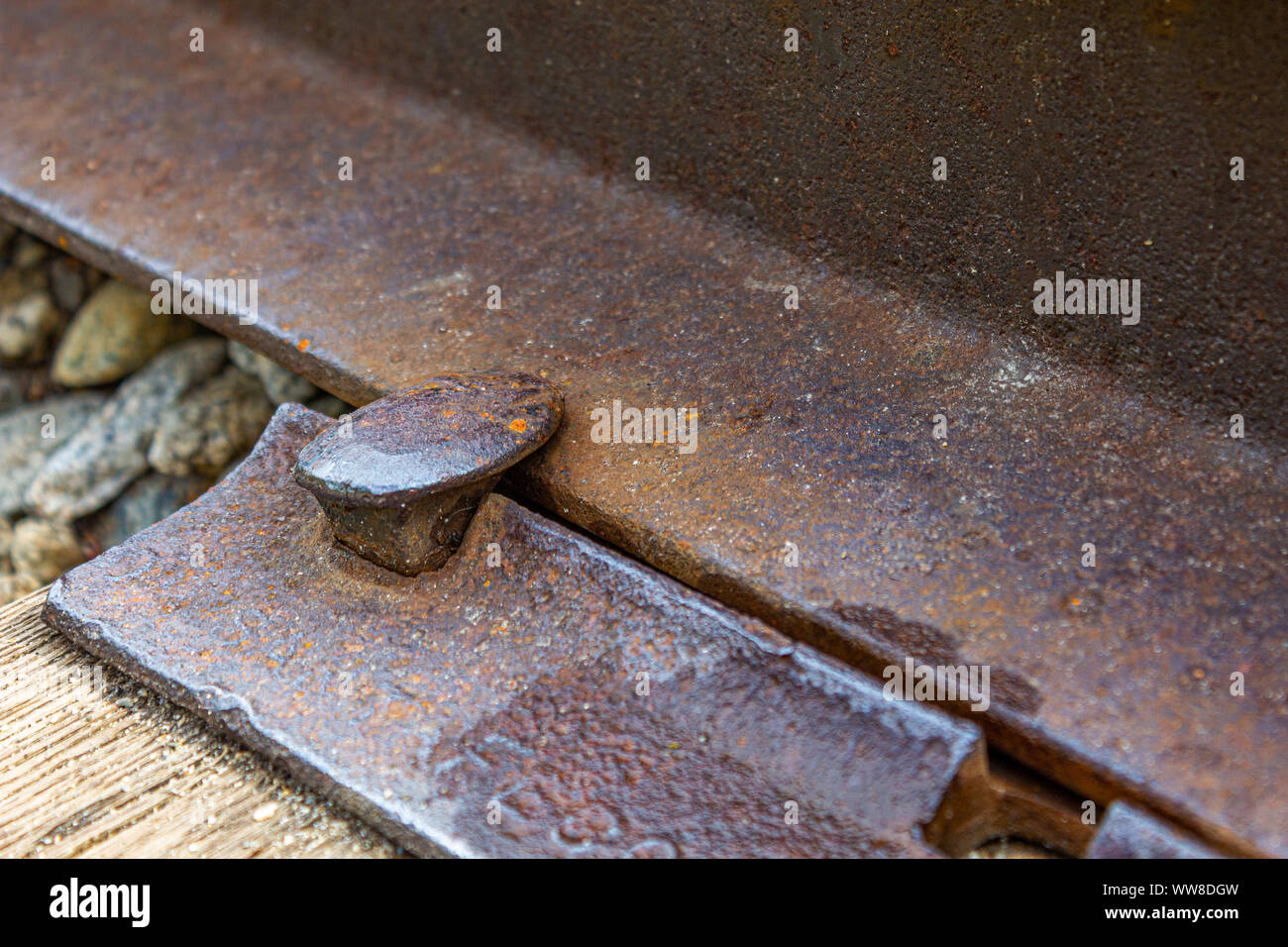 Libre de Rusty, old railroad spike sur des voies de chemin de fer abandonnées dans le New Hampshire Banque D'Images