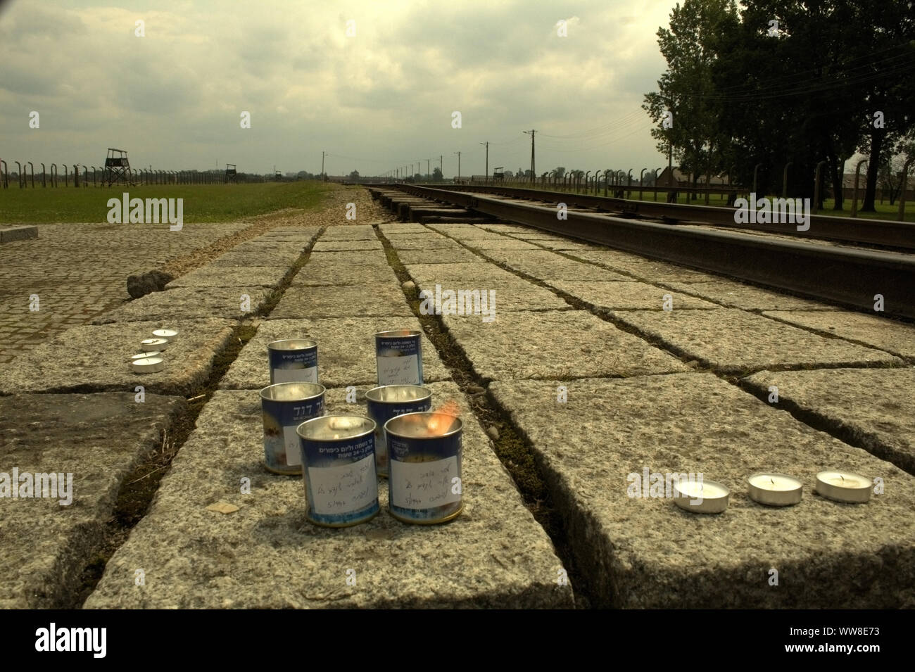 Bougies Memorial à Auschwitz, à la fin de la voie de chemin de fer. Banque D'Images