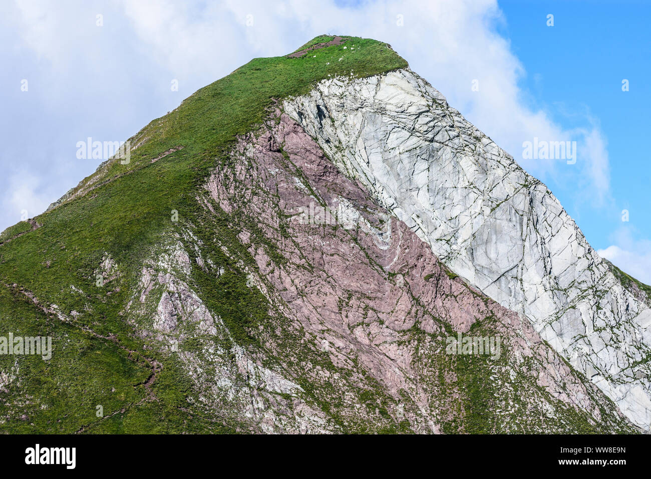 ¤AllgÃ AllgÃ¤uer Alpen, Alpes, Rothornspitze u montagne calcaire blanc, et red rock (plaque), chert colorés de la vallée Lechtal, Tyrol, Autriche Banque D'Images