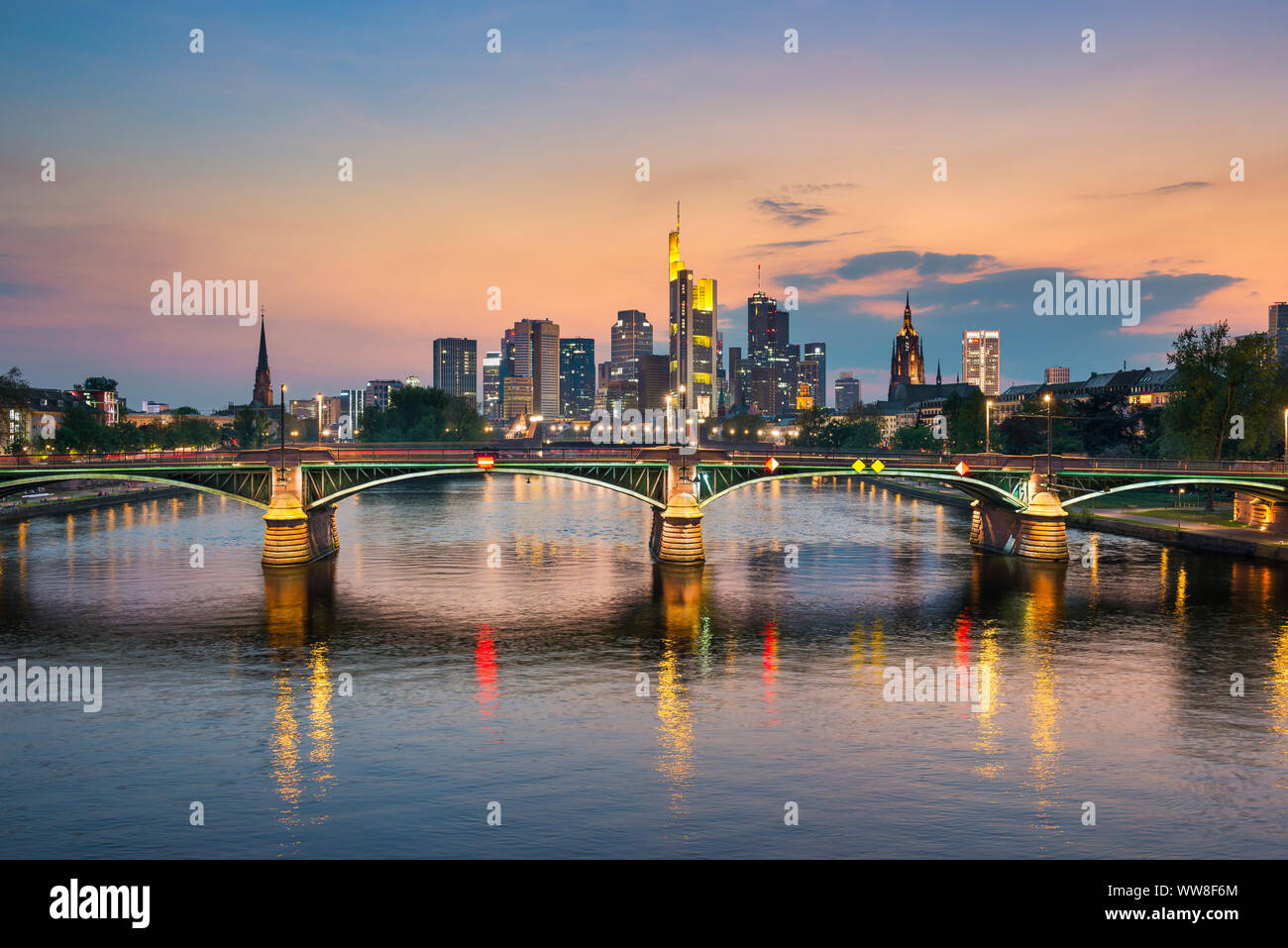 L'horizon de Francfort, Allemagne la nuit Banque D'Images