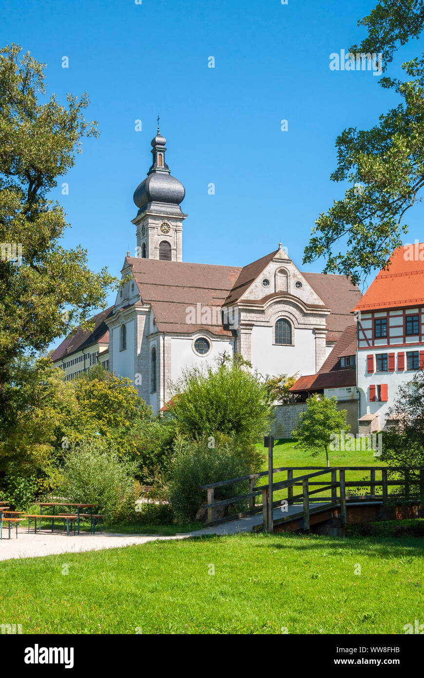 Allemagne, Baden-WÃ¼rttemberg, Ehingen, Sacré-Cœur de Jésus, l'église église Konvikt, Groggensee Park, passerelle sur la Schmiech Banque D'Images