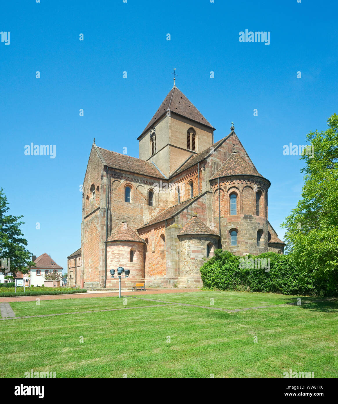 Allemagne, Baden-Württemberg, Rheinmünster, minster Schwarzach du sud-est de l'ancien monastère, Eglise Saint Pierre et Paul, ancienne abbaye bénédictine, édifice roman sur le Rhin supérieur faite de grès rouge et brique, construit 1220-1225 Banque D'Images Allemagne, Baden-Württemberg, Rheinmünster, minster Schwarzach du sud-est de l'ancien monastère, Eglise Saint Pierre et Paul, ancienne abbaye bénédictine, édifice roman sur le Rhin supérieur faite de grès rouge et brique, construit 1220-1225 Banque D'Images