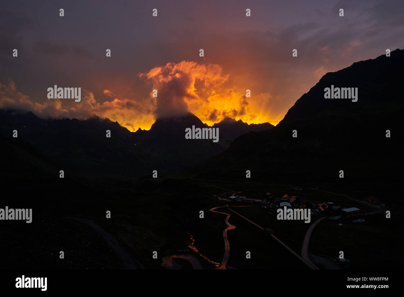 Tempête dans la soirée sur le groupe Silvretta dans les Alpes centrales entre la Suisse et l'Autriche Banque D'Images