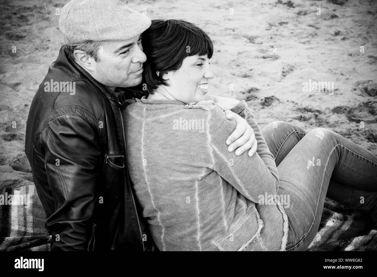 Scène romantique avec man and woman moyen-âge hugging ensemble sur la plage en été, activité de loisirs, de vêtements de mode et l'amour avec douceur et sourires concept Banque D'Images