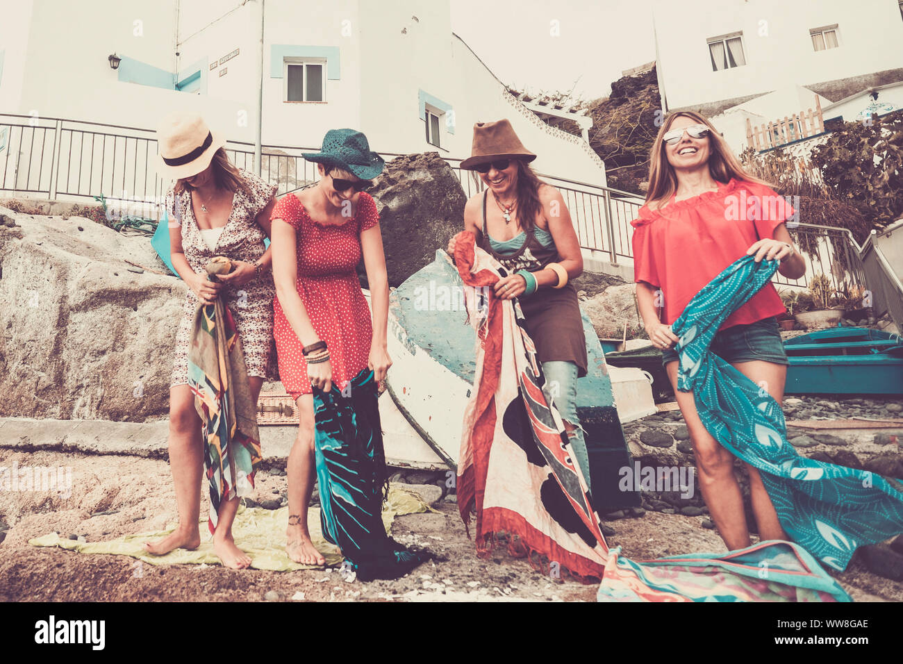 Portrait de groupe de belles jeunes femmes à la plage avec paréo, à l'image de couleur filtre vintage, maisons blanches de style de la mer sur l'arrière-plan, vacances Banque D'Images