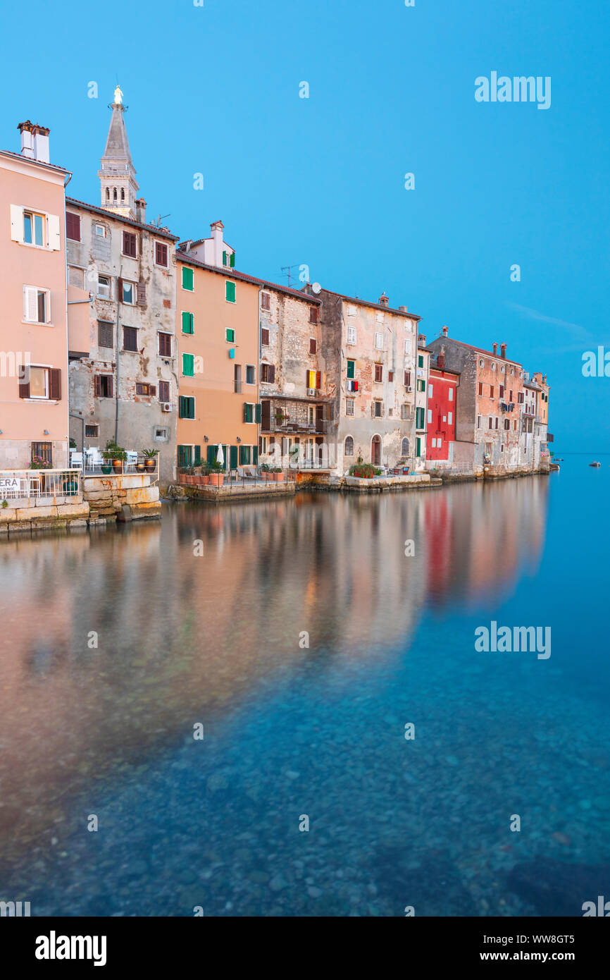 Rovinj - Rovigno, l'ancienne ville de Rovinj reflétée dans la mer Adriatique, l'Istrie, côte Adriatique, Croatie Banque D'Images