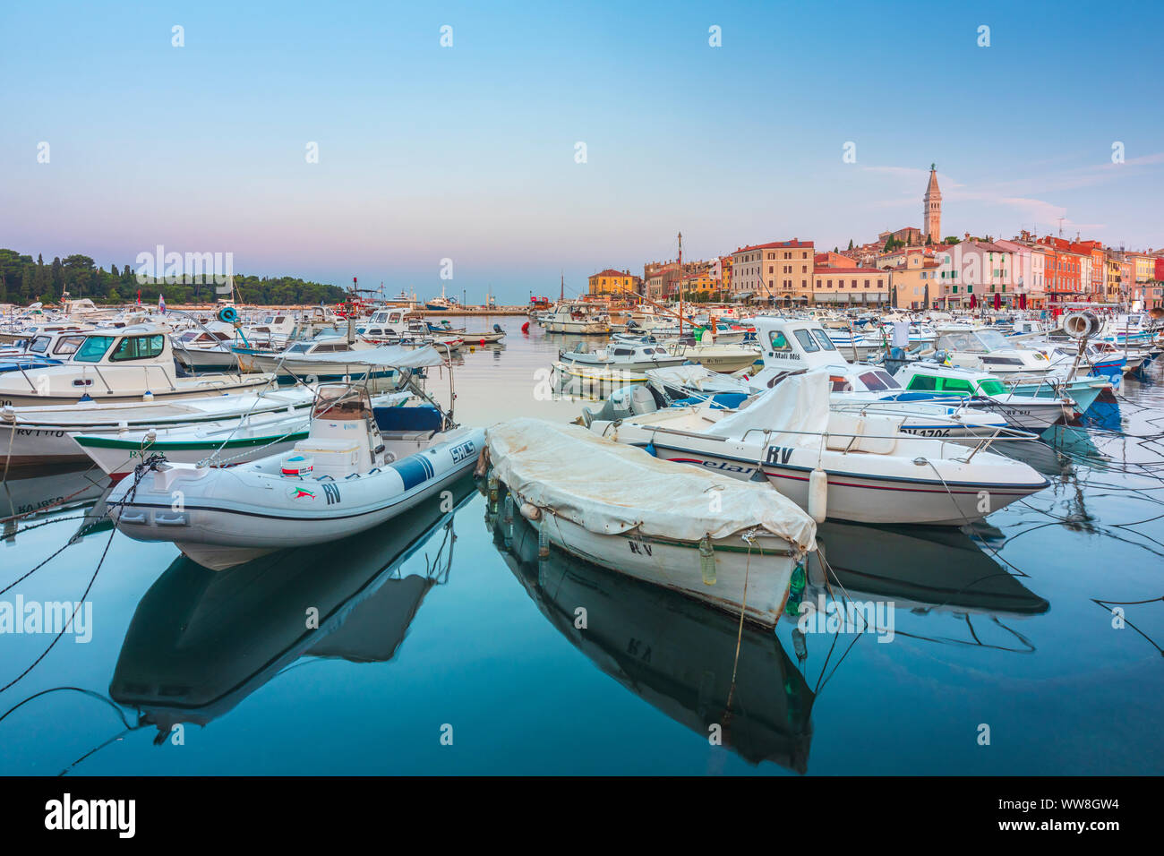 Rovinj - Rovigno, partie historique de la ville avec l'église de Sainte Euphémie vu du port, Istrie, Adriatique, Croatie Banque D'Images